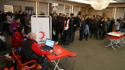 Depremzedelere kan bağışı için birbirleriyle yarıştılar