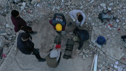 Depremzedelerin yürek yakan isteği: Ölülerimizi poşetle gömmemizi istiyorlar lütfen kefen gönderin