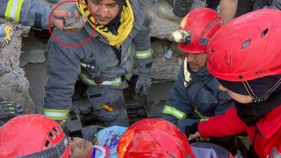 Kardeşiyle birlikte 100 saat sonra enkazdan çıkarıldı: Kurtarılırken Zeynep Bastık dinlemek istedi