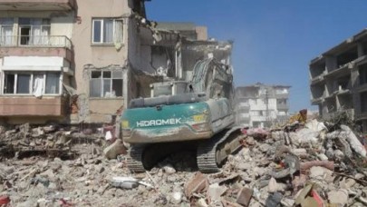 Enkazdan çıkan not herkesi duygulandırdı: Burada kızım var lütfen