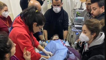 3 mucize kurtuluş: 261 saat sonra enkazdan ekipleri alkışlayarak çıktı