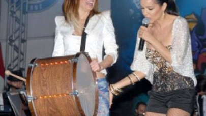 DANSÇISININ KALÇASINI ELLEDİ