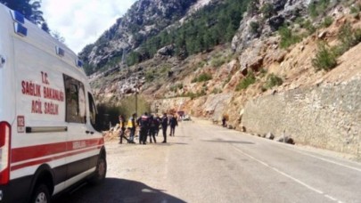 Otomobilin üzerine kaya devrildi: 4 öğretmen yaşamını yitirdi