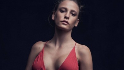 Üzerine servet giyiyor