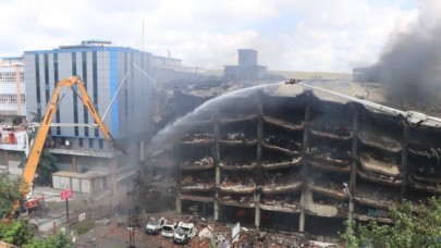 YANAN BİNA YIKILIYOR!