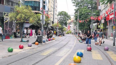 Yollar, meydanlar boş çarşılar dolu