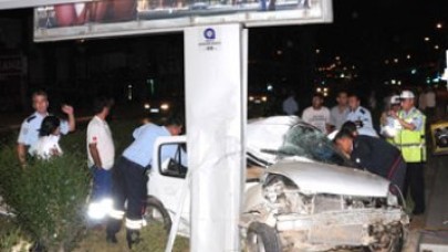 Reklam panosuna çarptı