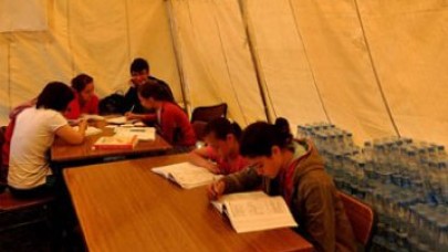 Deprem öğrencileri de vurdu