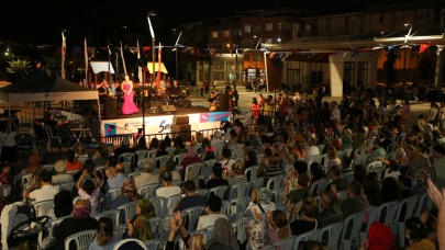 KÜÇÜKÇEKMECE’DE ‘SANAT’ PARKA TAŞINDI, YAZ AKŞAMLARI RENKLENDİ