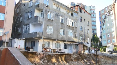 Küçükçekmece'de istinat duvarı çöktü