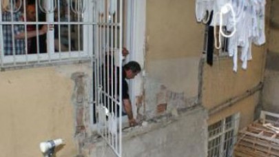 Balkon çöktü, 5 kişi yaralandı