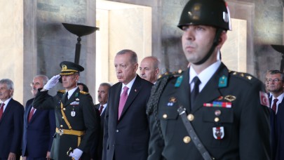 Anıtkabir'de tören