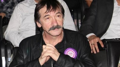 Usta oyuncu Mustafa Uzunyılmaz, yolda yürürken kalp krizi geçirdi!