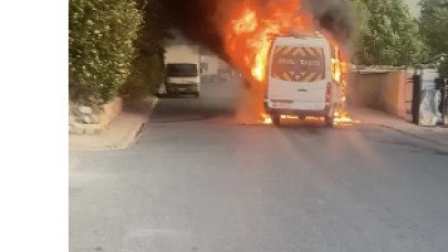 Seyir halindeki servis minibüsü alev topuna döndü: Elektrik telleri koptu