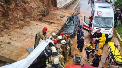 İstanbul'u sağanak vurdu: İstinat duvarı araçların üzerine çöktü