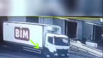 Depo çalışanı TIR’ın altında kaldı!