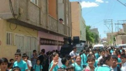 Nusaybin'de okula taşlı saldırı