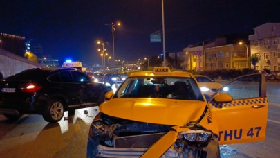 TEM bağlantı yolunda trafiği birbirine katan kaza: Yaralılar var