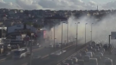 Panik anları! Dumanlar yükseldi, yol trafiğe kapatıldı