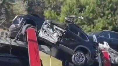 Sıfır TOGG’ları taşıyan TIR üst geçide takıldı, araçlar paramparça oldu!