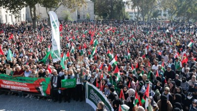 Binlerce kişi Filistinlilere destek için Beyazıt Meydanı'nda toplandı