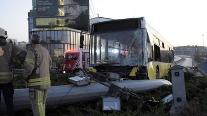 İETT otobüsü direği devirdi: Yol kapandı