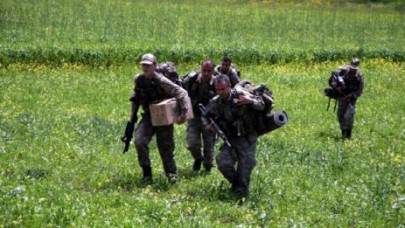 Telsizlerini ve silahlarını bırakıp kaçtılar