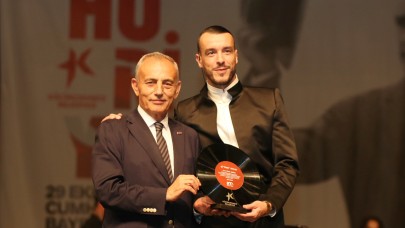 100. YIL KONSERİNDE CEM ADRİAN SAHNE ALDI