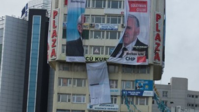 AFİŞLERDEN HINÇ ALDILAR