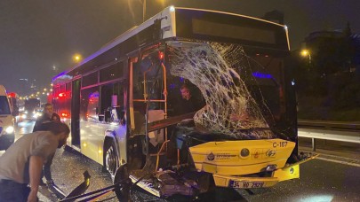 İETT, emniyet şeridindeki minibüse çarptı