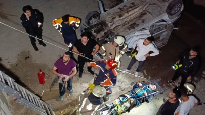 Otomobiller kafa kafaya çarpıştı, kanala uçtu