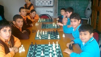 SATRANÇTA BÜYÜK ÇEKİŞME