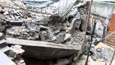 Sağanak yağış sonrası bahçe duvarı çöktü