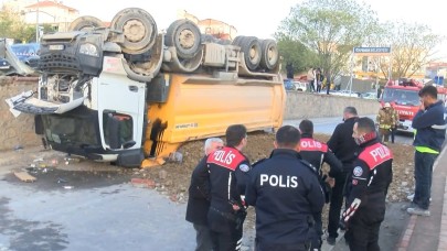 Kamyon caddeden alt yola uçtu!