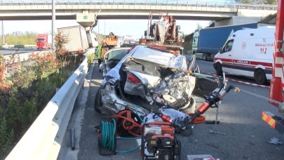 Otoyolda feci kaza! TIR otomobile çarptı: 1 ölü, 4 yaralı