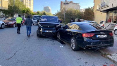 Küçükçekmece'de Sürücü Baygınlık Geçirince 5 Araça Çarptı