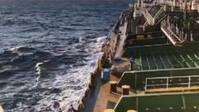 Dev gemi beşik gibi sallandı