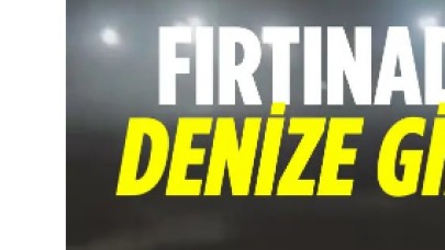 Fırtınalı havada deniz girmeye çalıştı!