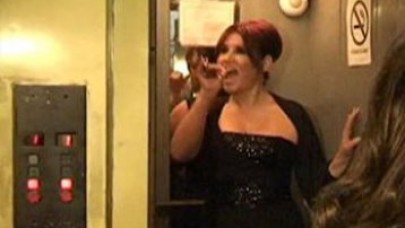 Asansörde mahsur kaldı