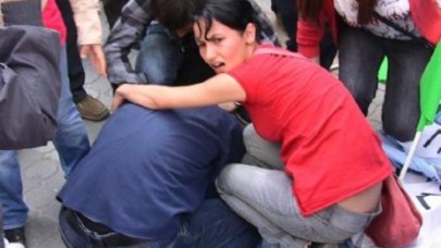 AKP'liler yumurta atan öğrencilere saldırdı