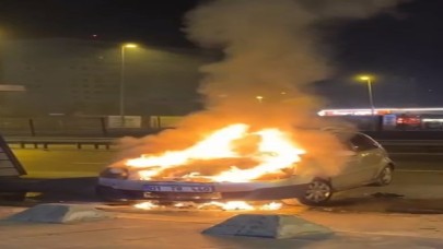 İçinde uyuduğu araç alev aldı! Sürücü son anda kurtuldu