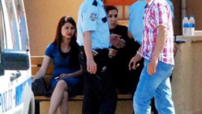 Cami önünde silahlı kadın kavgası