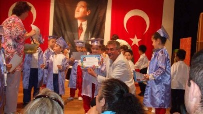 ÇATALCA BELEDİYE KREŞİNDEN YILSONU GÖSTERİSİ