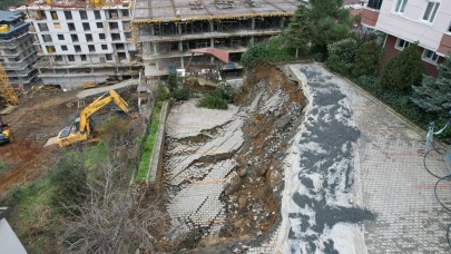 Duvarı çöktü bina boşaltıldı