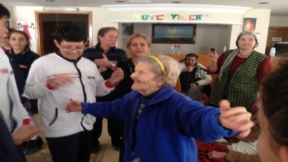 Gökcan Koleji öğrencilerinden huzur evine ziyaret