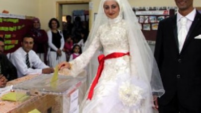 Önce oy kullandı sonra dünya evine girdiler