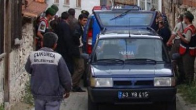 Yaşlı adamı öldürüp eşini yaraladı