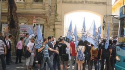 YÖK Başkanı'na protesto trafiği kilitledi