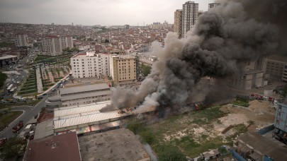Esenyurt’ta fabrika yangını böyle görüntülendi