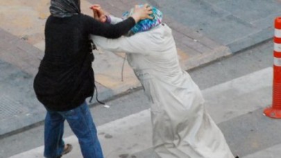 Kadınlar cadde ortasında kavga etti